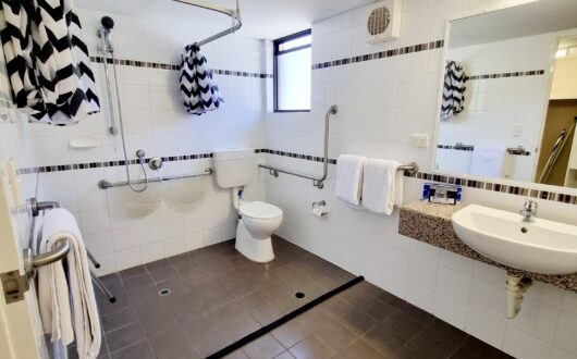 Northern Accessible Room Bathroom